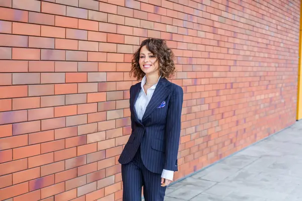 Modern iş binasının önünde başarılı bir iş kadınının portresi. Genç yönetici dışarıda poz veriyor. Kadın iş adamı..