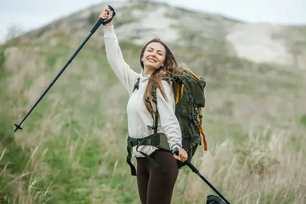 Nuori Nainen Reppuineen Patikoimassa Vuorilla Patikointi Käsite Vaelluskallioita Matkustaminen Matkustaminen — kuvapankkivalokuva