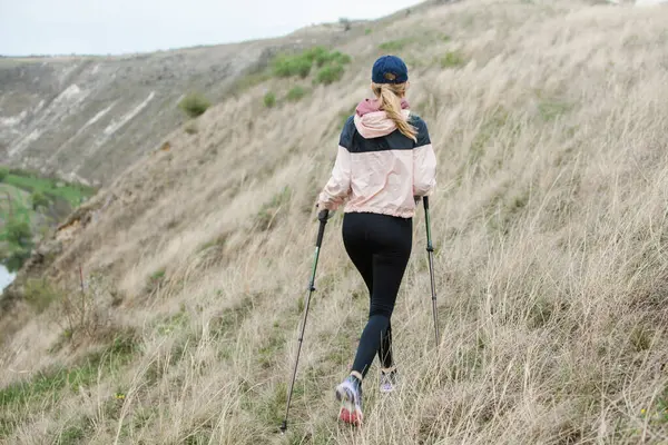 Wanita Muda Dengan Ransel Hiking Pegunungan Konsep Hiking Trekking Tebing — Stok Foto