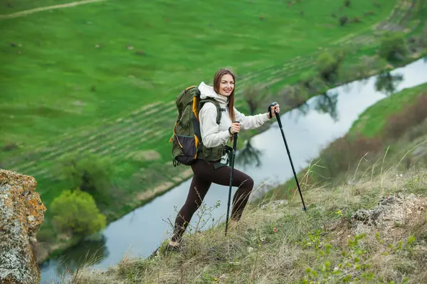 Nuori Nainen Reppuineen Patikoimassa Vuorilla Patikointi Käsite Vaelluskallioita Matkustaminen Matkustaminen — kuvapankkivalokuva
