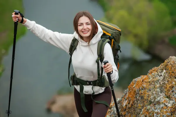 Ung Kvinna Med Ryggsäck Vandring Bergen Vandringskoncept Trekking Klippor Resor — Stockfoto