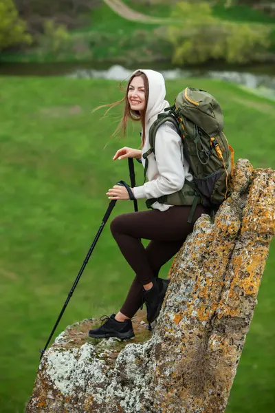 Femeie Tânără Drumeții Munți Conceptul Drumeție Stânci Trekking Călătorie Călător — Fotografie, imagine de stoc