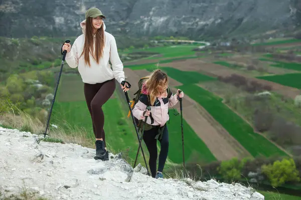 Dos Jóvenes Amigas Excursionistas Con Mochilas Bastones Trekking Cima Una — Foto de Stock