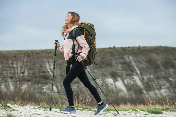 Wanita Muda Dengan Ransel Hiking Pegunungan Konsep Hiking Trekking Tebing — Stok Foto