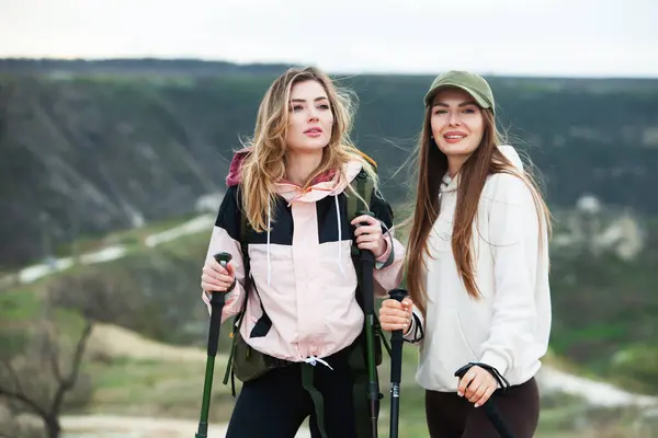 Két Fiatal Barátkozik Túrázókkal Hátizsákkal Sétapálcákkal Egy Hegy Tetején Utazás — Stock Fotó