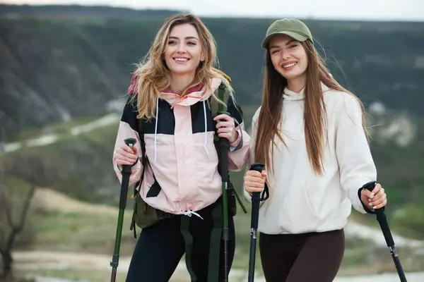 Dua Wanita Muda Berteman Dengan Pendaki Dengan Ransel Dan Berjalan — Stok Foto