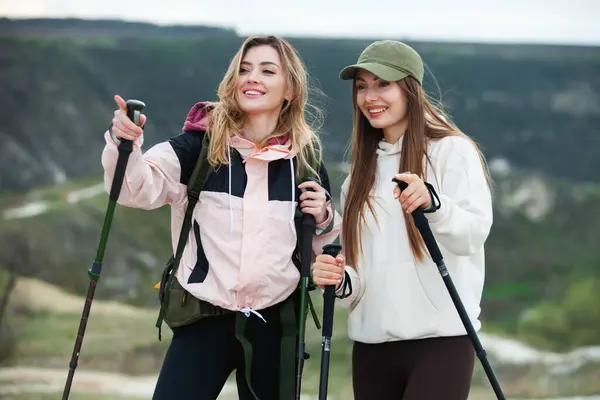 Två Unga Kvinnor Vänner Vandrare Med Ryggsäckar Och Vandringsstavar Toppen — Stockfoto