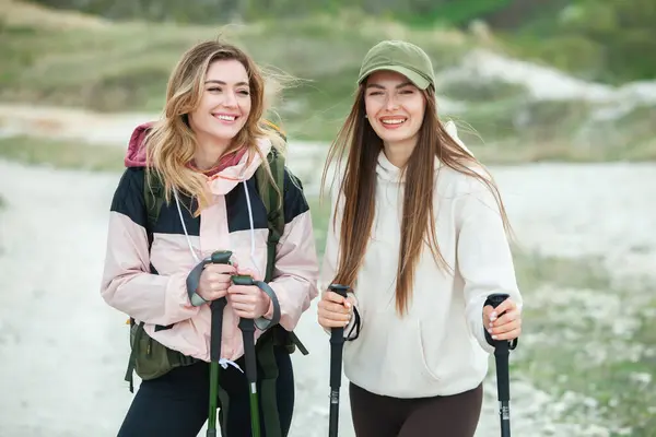 Dos Jóvenes Amigas Excursionistas Con Mochilas Bastones Trekking Cima Una —  Fotos de Stock