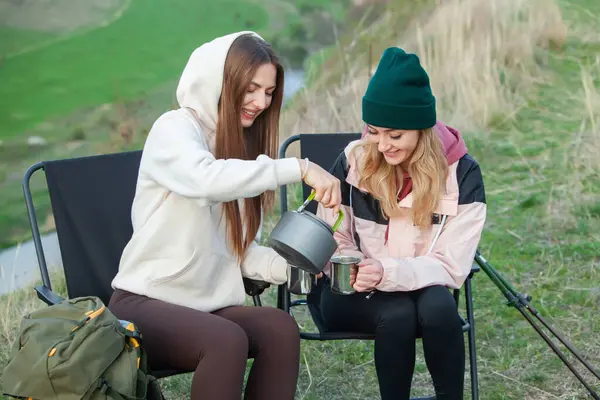 Két Gyönyörű Lány Egy Összecsukható Székben Teát Isznak Természetben Utazás — Stock Fotó