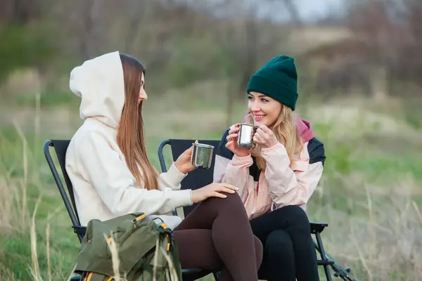 Két Gyönyörű Lány Egy Összecsukható Székben Teát Isznak Természetben Utazás — Stock Fotó