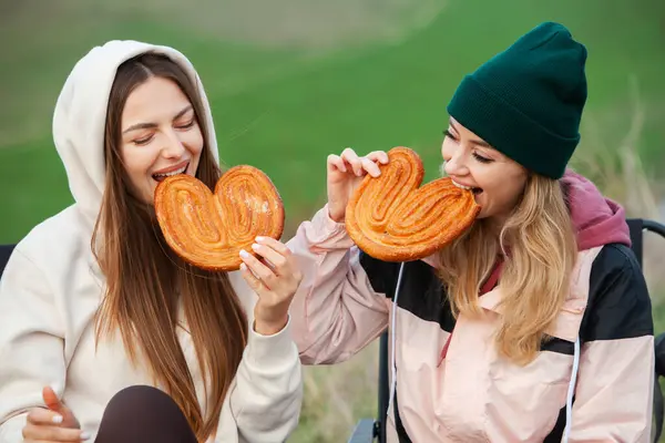 Dua Wanita Muda Dengan Pakaian Hangat Bersenang Senang Dan Makan — Stok Foto