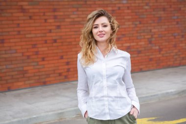 Modern iş binasının önünde başarılı bir iş kadınının portresi. Genç yönetici dışarıda poz veriyor. Kadın iş adamı..