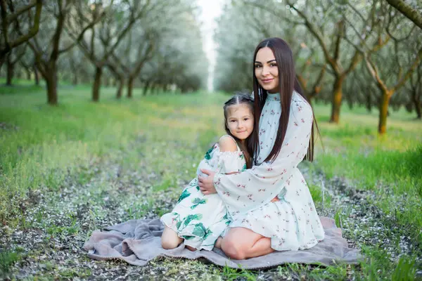 Mutlu bir aile. Anne ve kızı parkta dinleniyor. 