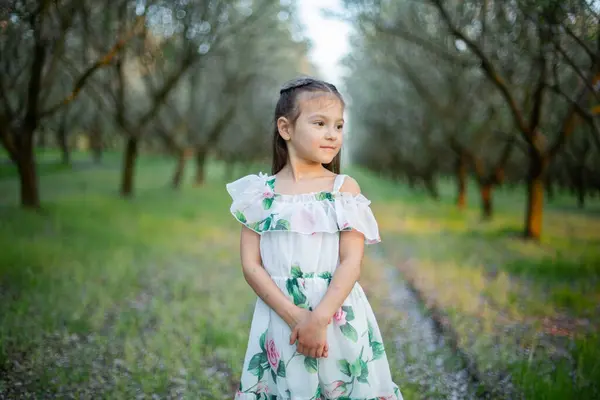 Das Schöne Porträt Eines Kleinen Mädchens Park lizenzfreie Stockbilder