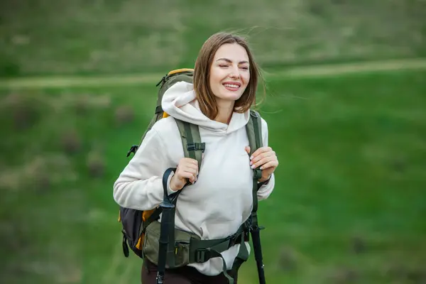 Gadis Cantik Eropa Mendaki Pegunungan Wanita Kulit Putih Bepergian Dengan — Stok Foto
