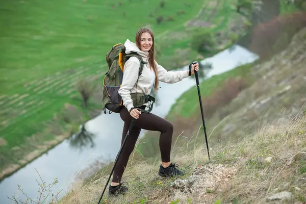Gadis Cantik Eropa Mendaki Pegunungan Wanita Kulit Putih Bepergian Dengan — Stok Foto