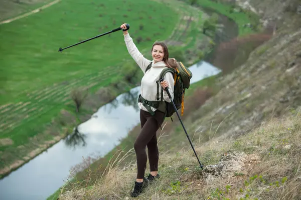 Fata Frumoasă Europeană Face Drumeții Munți Femeia Albă Călătorește Rucsacul — Fotografie, imagine de stoc