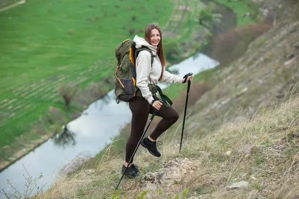 Euroopan Kaunis Tyttö Vaellus Vuorilla Valkoinen Nainen Matkustaa Reppu Luonnossa — kuvapankkivalokuva
