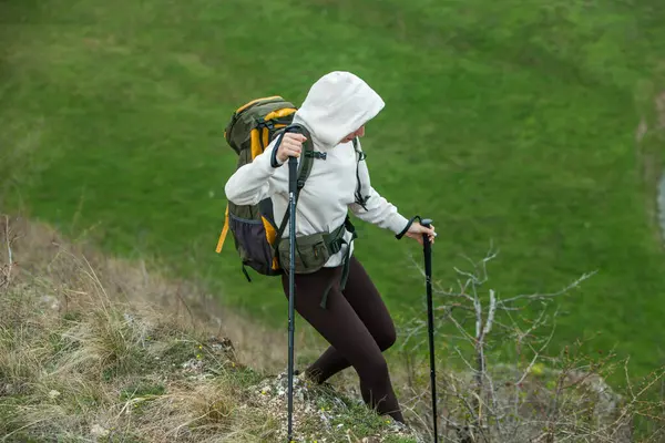 Euroopan Kaunis Tyttö Vaellus Vuorilla Valkoinen Nainen Matkustaa Reppu Luonnossa — kuvapankkivalokuva
