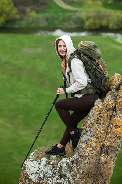 Chica Hermosa Europea Está Excursión Las Montañas Mujer Blanca Viaja — Foto de Stock