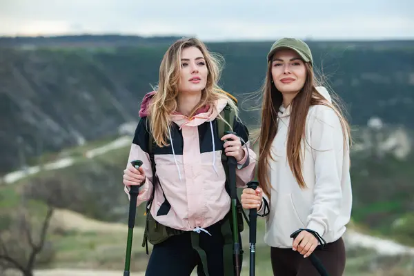 Friends Easy Hike Mountains Beautiful Ladies Rest Nature Friendship Girls — Stock Photo, Image