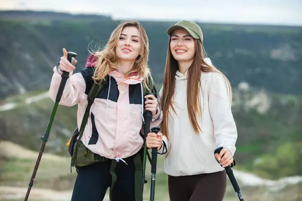 Kaksi Ystävää Vaeltaa Vaivattomasti Vuorilla Kauniit Lepäävät Luonnossa Ystävyys Tyttöjen — kuvapankkivalokuva