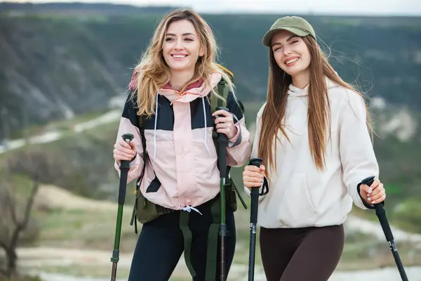 Kaksi Ystävää Vaeltaa Vaivattomasti Vuorilla Kauniit Lepäävät Luonnossa Ystävyys Tyttöjen — kuvapankkivalokuva