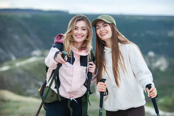 친구는 산에서 하이킹에 아름다운 숙녀는 자연에서 사이의 트레킹 여행자 — 스톡 사진