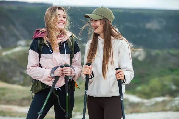 Teman Pergi Mendaki Dengan Mudah Pegunungan Wanita Cantik Beristirahat Alam — Stok Foto