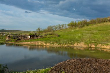 Moldova Cumhuriyeti 'nin güzel doğası olan köyün manzarası. Doğu Avrupa 'da kır hayatı.