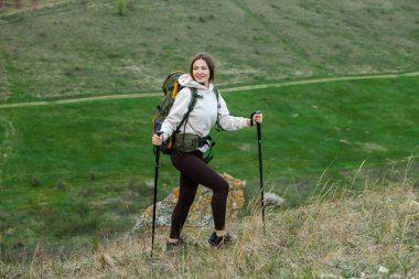 Başarılı bir yürüyüşçü deniz kenarındaki dağ zirvesinde yürüyüş yapıyor. Genç, güzel, sırt çantalı bir bayan yalnız seyahat ediyor. Tatil gezisi boyunca çekici kız gezgin..
