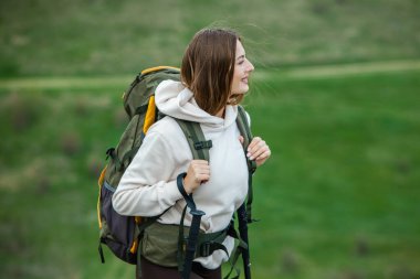 Başarılı bir yürüyüşçü deniz kenarındaki dağ zirvesinde yürüyüş yapıyor. Genç, güzel, sırt çantalı bir bayan yalnız seyahat ediyor. Tatil gezisi boyunca çekici kız gezgin..