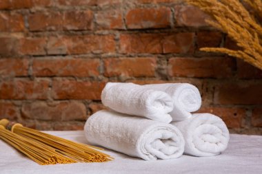 Kaplıca salonunda sırt masajı yaptıran genç bir kadın. Güzellik tedavi konsepti.