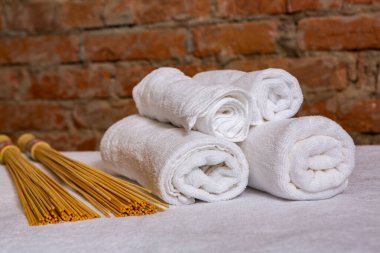 Kaplıca salonunda sırt masajı yaptıran genç bir kadın. Güzellik tedavi konsepti.