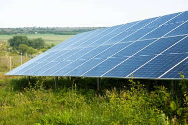 Fotovoltaik güç istasyonundaki güneş panellerinin yüzeyi. Yenilenebilir Enerji. Yeşil teknoloji. Alternatif elektrik kaynağı.