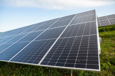 Fotovoltaik güç istasyonundaki güneş panellerinin yüzeyi. Yenilenebilir Enerji. Yeşil teknoloji. Alternatif elektrik kaynağı.