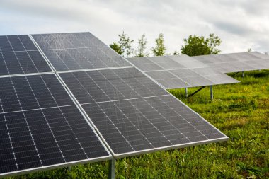 Fotovoltaik güç istasyonundaki güneş panellerinin yüzeyi. Yenilenebilir Enerji. Yeşil teknoloji. Alternatif elektrik kaynağı.