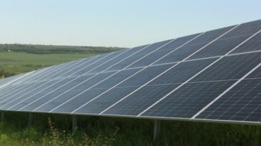 Fotovoltaik güç istasyonundaki güneş panellerinin yüzeyi. Yenilenebilir Enerji. Yeşil teknoloji. Alternatif elektrik kaynağı.