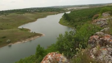 Moldova Cumhuriyeti 'nden manzara ve güzel doğa içeren bir video. Moldova 'nın kuzeyindeki en güzel manzaralardan biri, Doğu Avrupa