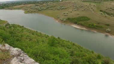 Moldova Cumhuriyeti 'nden manzara ve güzel doğa içeren bir video. Moldova 'nın kuzeyindeki en güzel manzaralardan biri, Doğu Avrupa