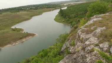 Moldova Cumhuriyeti 'nden manzara ve güzel doğa içeren bir video. Moldova 'nın kuzeyindeki en güzel manzaralardan biri, Doğu Avrupa