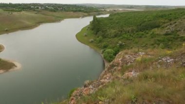 Moldova Cumhuriyeti 'nden manzara ve güzel doğa içeren bir video. Moldova 'nın kuzeyindeki en güzel manzaralardan biri, Doğu Avrupa