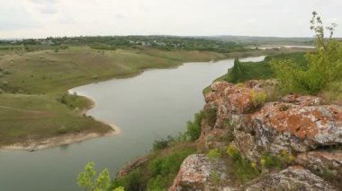 Moldova Cumhuriyeti 'nden manzara ve güzel doğa içeren bir video. Moldova 'nın kuzeyindeki en güzel manzaralardan biri, Doğu Avrupa