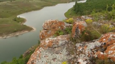 Moldova Cumhuriyeti 'nden manzara ve güzel doğa içeren bir video. Moldova 'nın kuzeyindeki en güzel manzaralardan biri, Doğu Avrupa