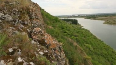 Moldova Cumhuriyeti 'nden manzara ve güzel doğa içeren bir video. Moldova 'nın kuzeyindeki en güzel manzaralardan biri, Doğu Avrupa