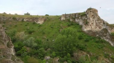 Moldova Cumhuriyeti 'nden manzara ve güzel doğa içeren bir video. Moldova 'nın kuzeyindeki en güzel manzaralardan biri, Doğu Avrupa