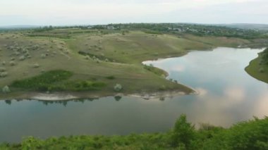 Moldova Cumhuriyeti 'nden manzara ve güzel doğa içeren bir video. Moldova 'nın kuzeyindeki en güzel manzaralardan biri, Doğu Avrupa
