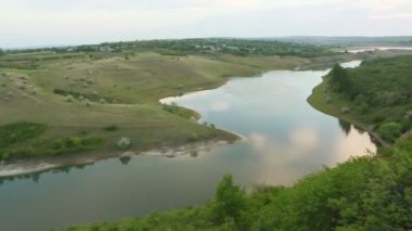 Moldova Cumhuriyeti 'nden manzara ve güzel doğa içeren bir video. Moldova 'nın kuzeyindeki en güzel manzaralardan biri, Doğu Avrupa
