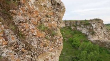 Moldova Cumhuriyeti 'nden manzara ve güzel doğa içeren bir video. Moldova 'nın kuzeyindeki en güzel manzaralardan biri, Doğu Avrupa