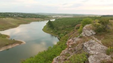 Moldova Cumhuriyeti 'nden manzara ve güzel doğa içeren bir video. Moldova 'nın kuzeyindeki en güzel manzaralardan biri, Doğu Avrupa
